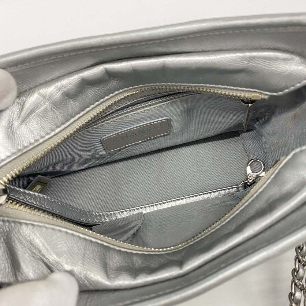 CHANEL Gold Shoulder Bag - Picture 4 of 10